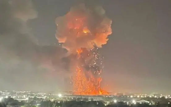 Videos en X (antes Twitter) muestran cómo las casas cercanas a la explosión se estremecen ante la detonación. Foto: X @UHN_Plus.