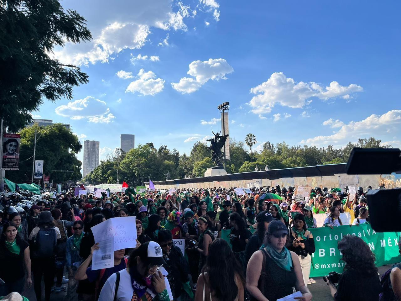 Cientos de mujeres marcharon en la Ciudad de México por un aborto legal, seguro y accesible. Foto: Itzel Negrete