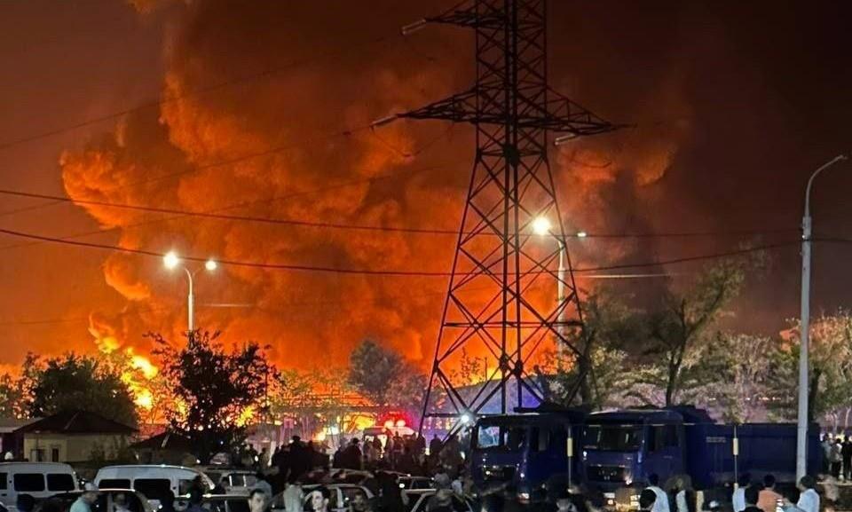 Videos difundidos en redes sociales mostraban una gran columna de humo y llamas que se elevan hacia el cielo nocturno de Tashkent. Foto: El Mundo.