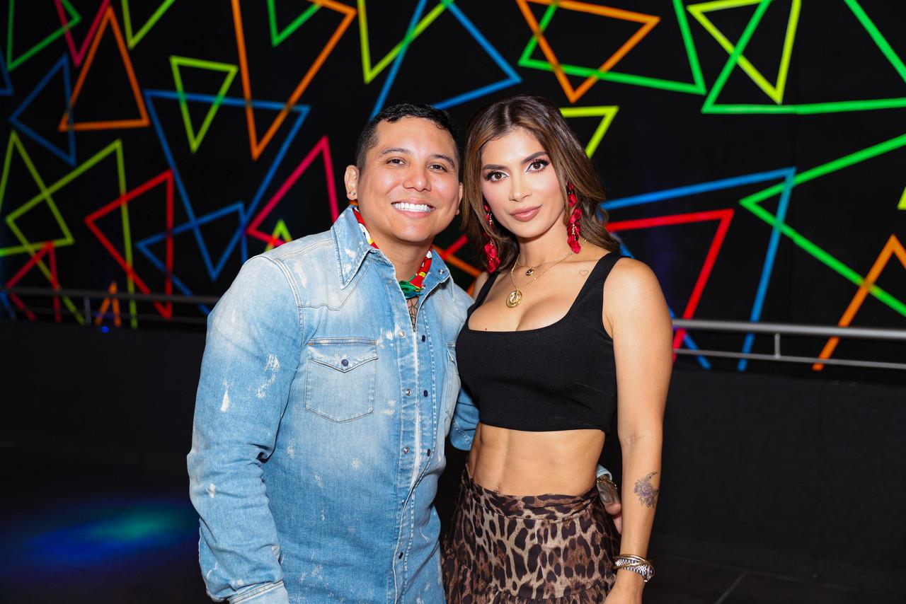 Edwin Luna y Kim Flores han enfrentado todo tipo de críticas como pareja por parte de la prensa, algo que se refleja en el videoclip de esta canción. Foto. Iván Ochoa