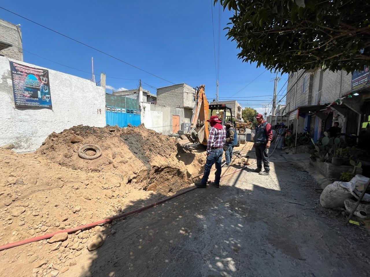 Socavón sobre la calle gobernador Isidro Fabela frente al número 19. Imagen: POSTA.