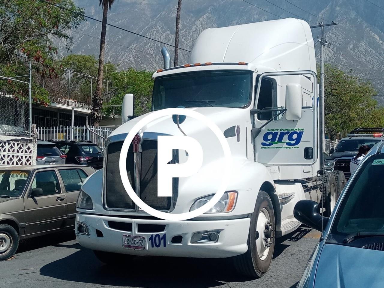 Detienen a trailero tras persecución y balacera en Santa Catarina