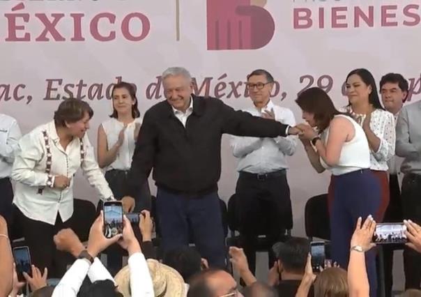 En Tecámac resurgió el besamanos; alcaldesa se emociona y besa la mano a AMLO