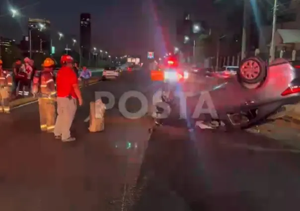 Vuelca en avenida Morones Prieto por aparente indecisión