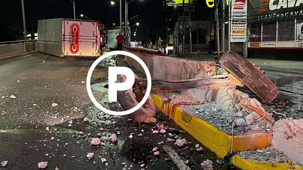 El incidente vial ocurrió a la altura de Lázaro Cárdenas al sur de Monterrey. Foto: Raymundo Elizalde.