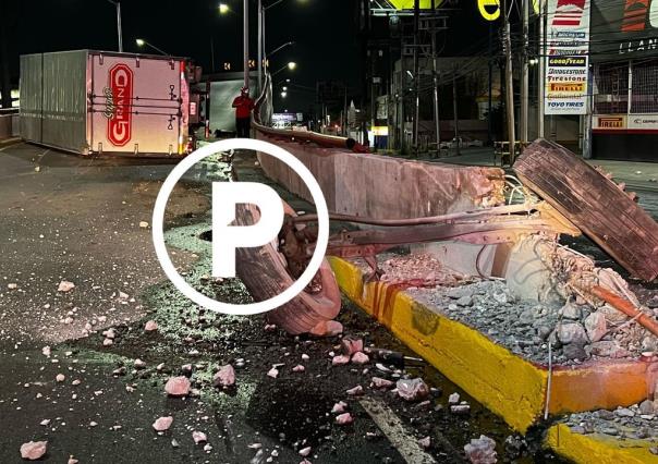 Vuelca camión y obstruye avenida Garza Sada