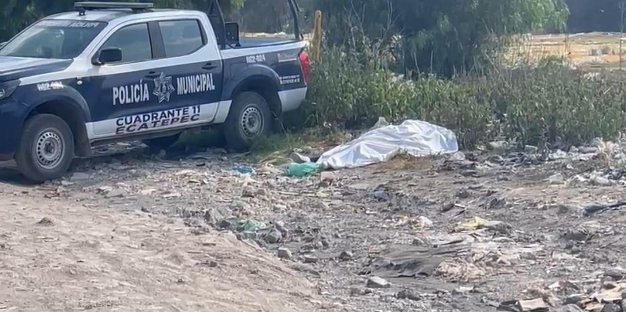 Asesinan a una mujer a balazos, de unos 40 años, en un predio de terracería entre las colonias Casas Reales y Ciudad Cuauhtémoc, en Ecatepec. Foto: Redes Sociales