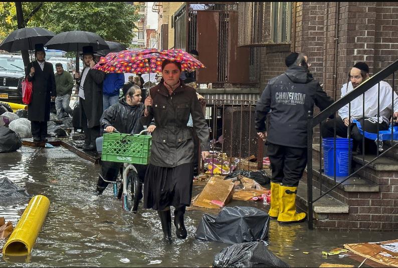 Un aguacero azotó el viernes la zona metropolitana de Nueva York, donde paralizó líneas del metro y de trenes de pasajeros. Foto AP