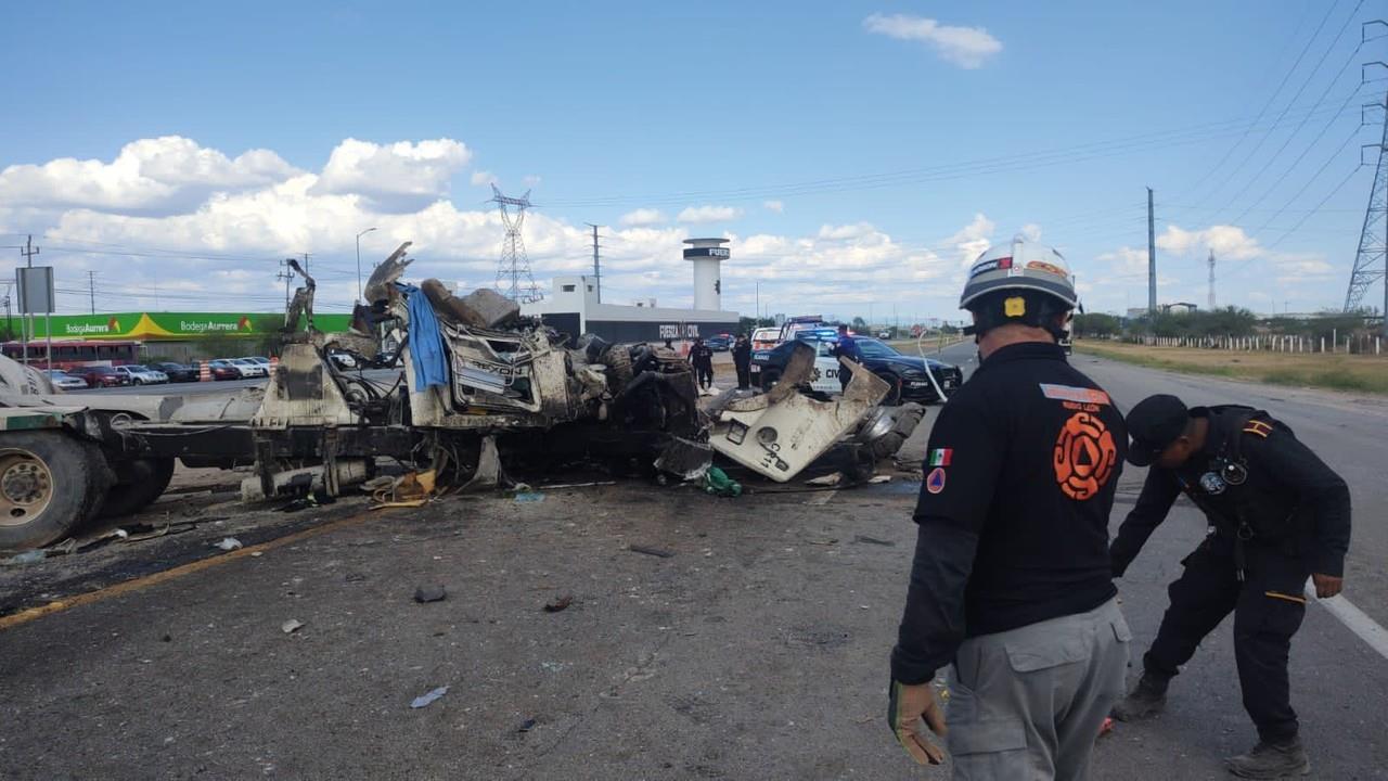 El accidente vial ocurrió en el kilómetro 25 del Anillo Periférico, a la altura de la colonia Andrés Caballero, en el municipio de Escobedo. Foto: Raymundo Elizalde