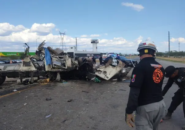 Choca revolvedora y queda prensado en Escobedo; lo rescatan y vive de milagro