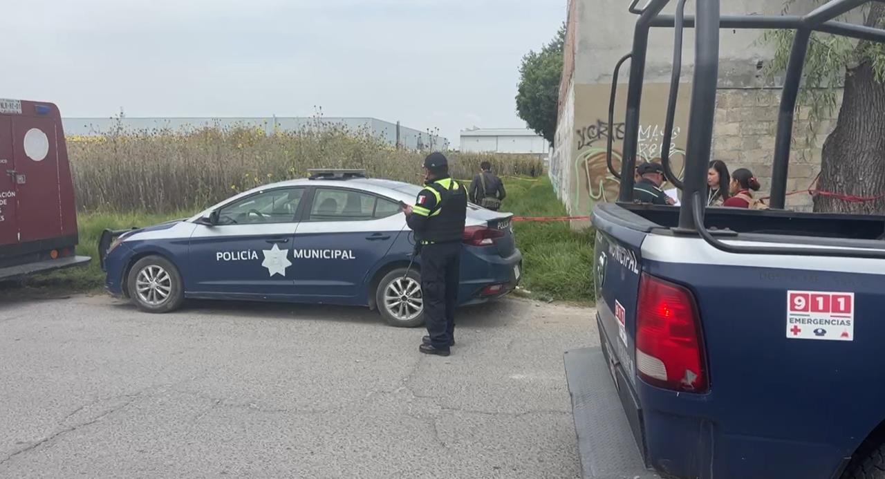 El cuerpo del hombre estaba envuelto en plástico y con una cobija, fue localizado en un baldío cerca del Boulevard Aeropuerto en Toluca. Foto: Captura de pantalla