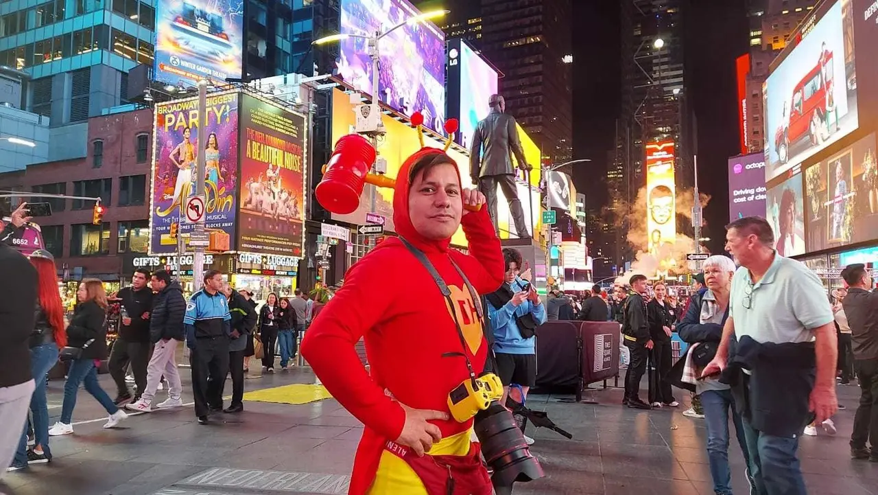 Ronald Mestanza se encarga de hacer pasar un rato a las personas que visitan Times Square. Foto: Pablo González