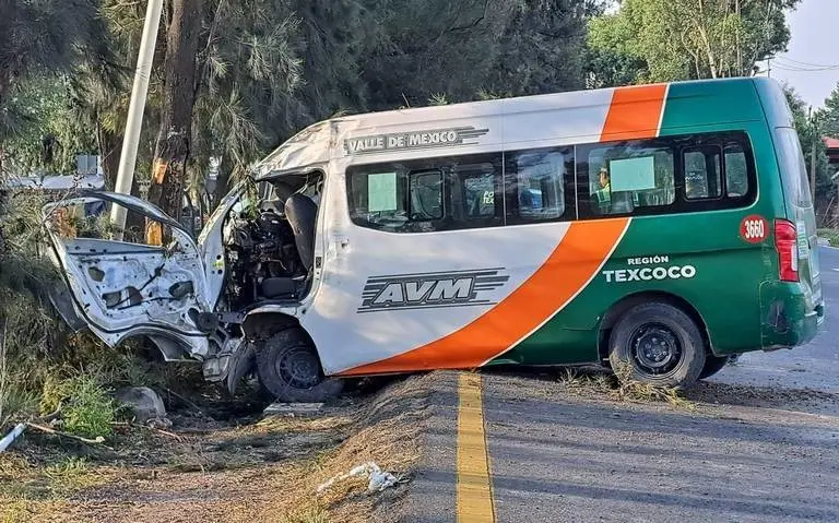 El conductor de la combi de pasajeros perdió el control de la unidad, presuntamente, debido al exceso de velocidad con que conducía, dejó dos heridos. Foto: Redes Sociales