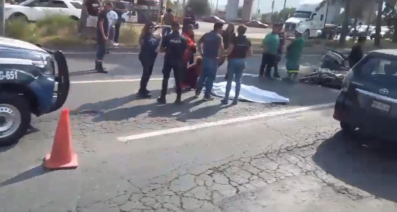 Un motociclista murió y otro resultó herido, luego de que el vehículo fue impactado por un tráiler que huyó del lugar en la carretera Texcoco-Lechería, en Ecatepec. Foto: Captura de pantalla