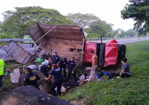 Vuelca camión con migrantes en Chiapas; hay 10 muertos y 16 heridos