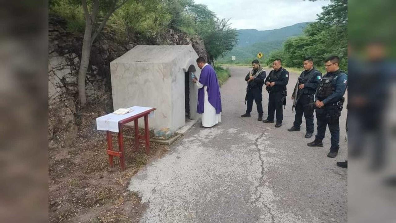 Sacerdote y elementos de la Policía Estatal en misa por el aniversario luctuoso de elementos emboscados en 2020. Foto: Facebook SSP Durango.