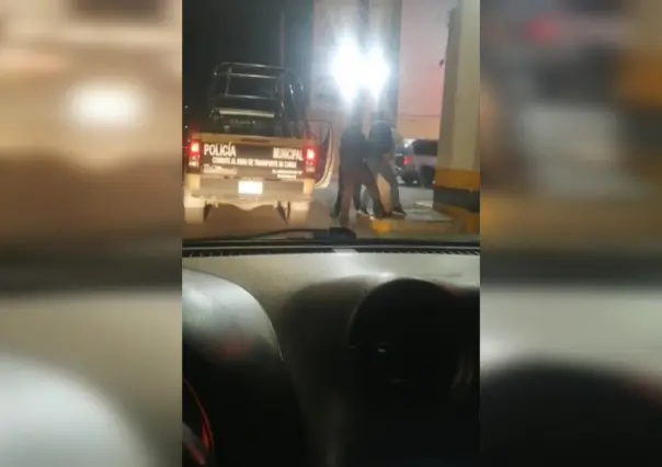 Gana policía cliente a Uber; joven se aferra a poste para que no se lo lleven