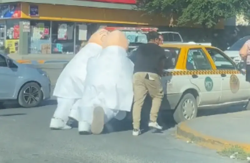 Botargas del Dr. Simi ayudan a taxista que se le descompuso su vehículo. Foto. Captura