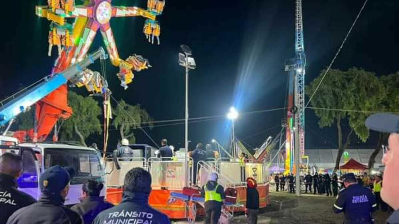 Elementos de Protección Civil de Coacalco usaron una escalera telescópica para bajar a las 22 personas que se quedaron atrapadas en el Power Surge. Foto: Redes Sociales