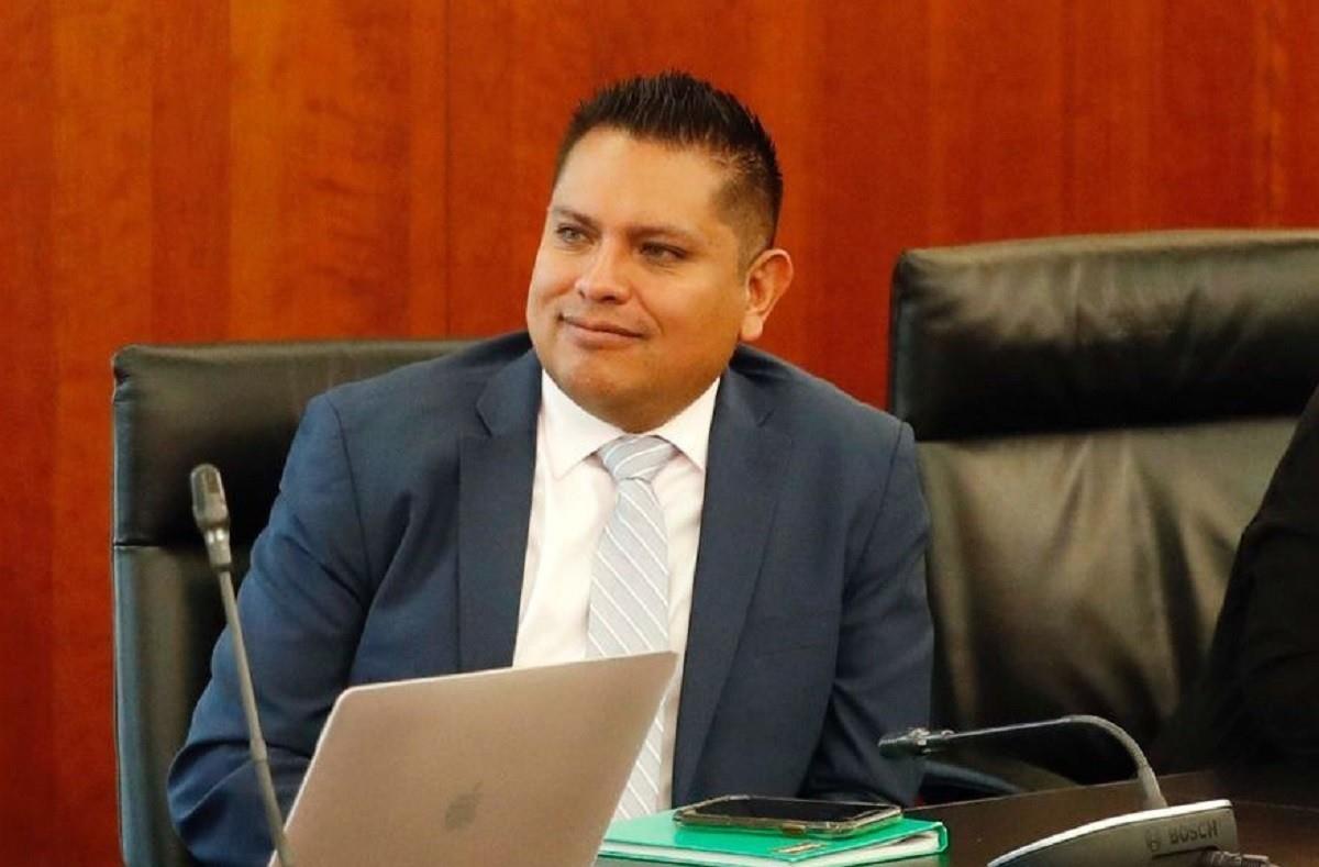 Carlos Cruz Arzate remplaza a  Abelardo Martín Miranda en el cargo de   titular de la Coordinación de Comunicación Social del Senado de la República. Foto: Facebook Talla Política