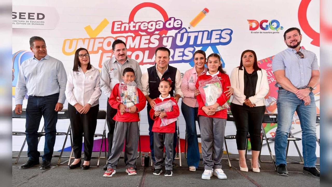 Continúa entrega de uniformes y útiles escolares. Foto: Cortesía.