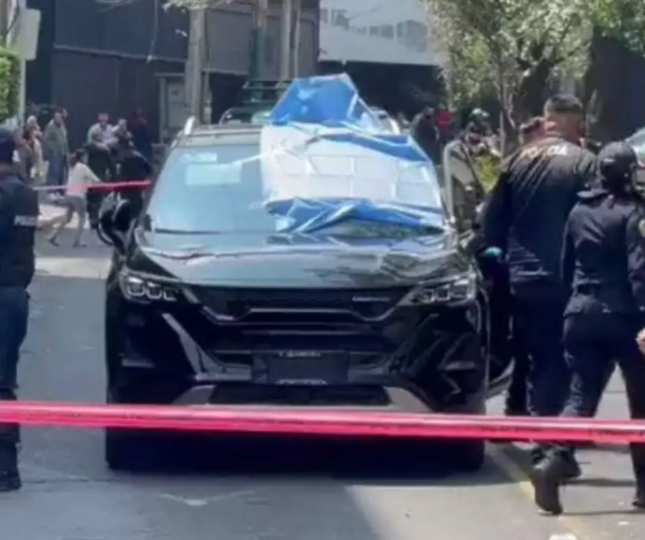 Ataque mortal en Barranca del Muerto: Víctima asesinada en camioneta negra. Foto: Captura de pantalla