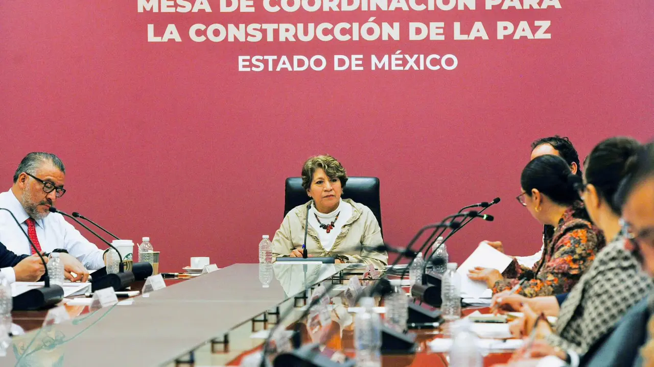 La gobernadora Delfina Gómez encabezó este lunes 2 de octubre la doceava mesa de coordinación para la construcción de la paz, hizo hincapié en que es la mejor estrategia para regresar la seguridad a los mexiquenses. Foto: Gobierno Edomex