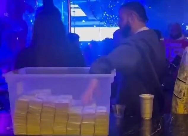 Aparece Drake con caja de plástico llena de dinero en club de stripers