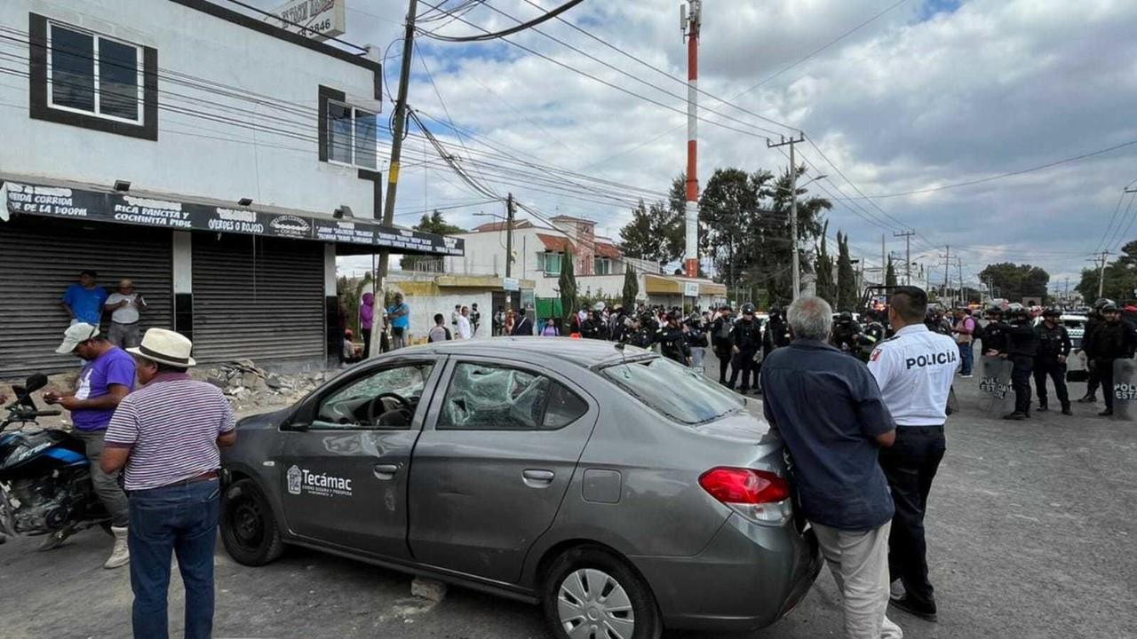 Vecinos de Tonanitla y Tecámac se enfrentaron a golpes y pedradas por los límites territoriales en el bulevar 20 de Noviembre, provocaron daños materiales no cuantificados y el cierre del bulevar 20 de Noviembre.  Foto: Israel Lorenzana