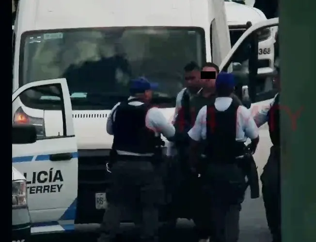 El detenido fue trasladado a las instalaciones de la Policía de Monterrey, para quedarse a disposición del Ministerio Público. Foto: Raymundo Elizalde.