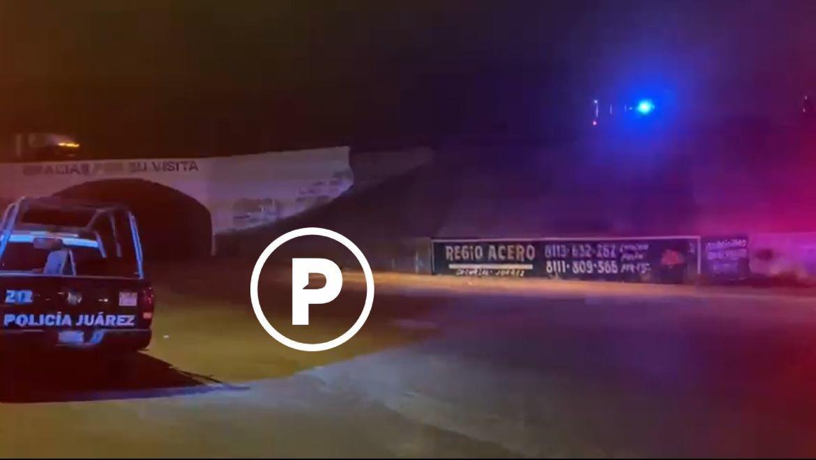 Tras el reporte una ambulancia de Protección Civil arribó al lugar y auxilió a la víctima identificada como Carlos Florentino Correa Olvera. Foto: Raymundo Elizalde.