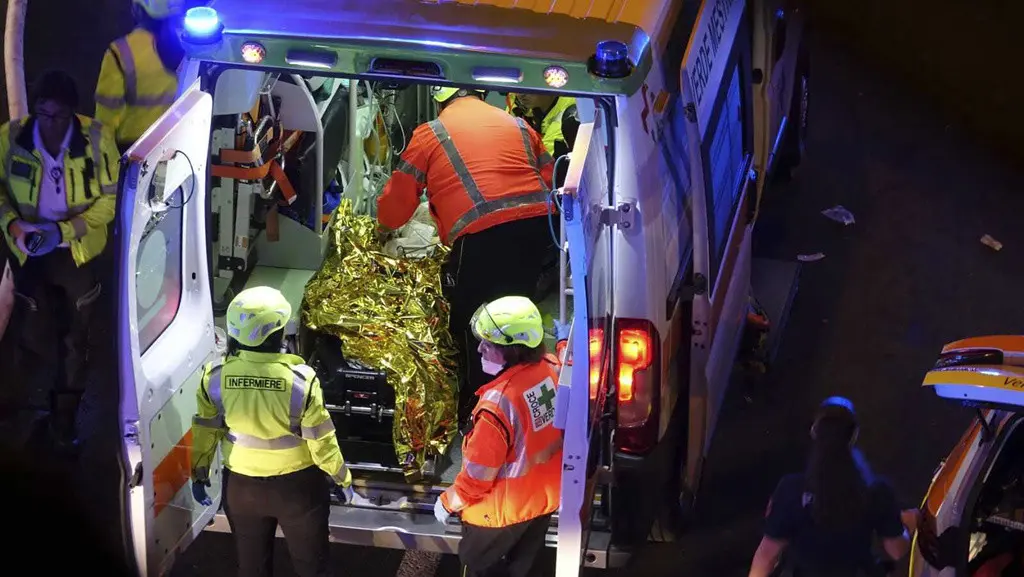 Un autobús cayó de una calle elevada y se estrelló, lo que provocó la muerte de una veintena de personas en el suburbio veneciano de Mestre, en Italia, el martes 3 de octubre de 2023. (Slow Press/LiveMedia/LaPresse vía AP)