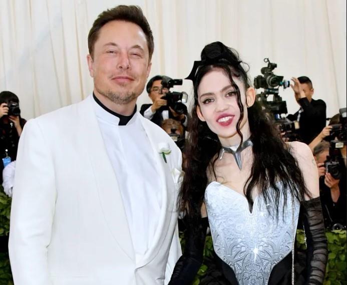 La cantante Grimes solicita relación parental de sus hijos con Elon Musk ante tribunal en California. Foto. Page Six