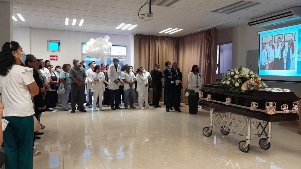 El homenaje de cuerpo presente del doctor Carlos Cadenas García se realizó en el Hospital General de Victoria. Foto: Perla Reséndez