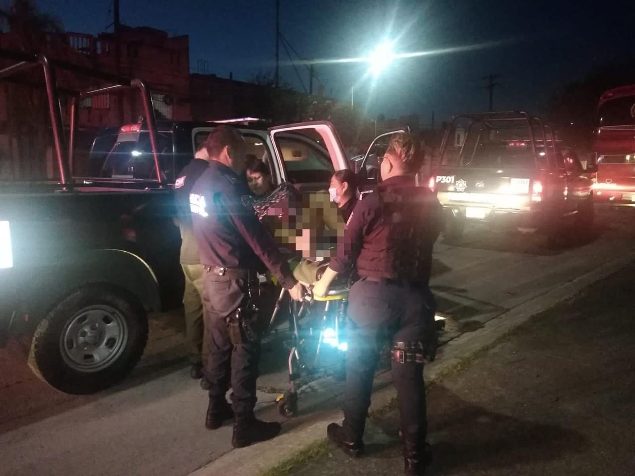 Policías de Guadalupe auxiliaron a una mujer en labor de parto y apoyaron en el nacimiento de su hija en el interior de la patrulla. Foto. Cortesía
