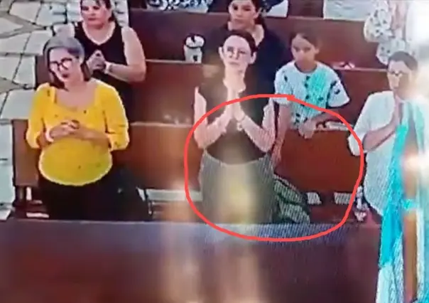 VIDEO: Roban madre e hija carteras en plena misa