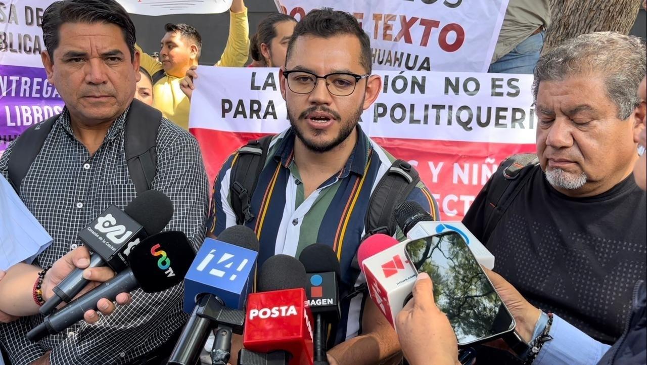 Padres y docentes exigen distribución de libros en Chihuahua y Coahuila. Foto: Miguel Hernández