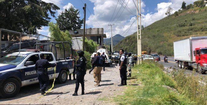 Los cuerpos de 3 jóvenes fueron  localizados a la altura del km 11 de la carretera Toluca-Naucalpan, se investiga si formarían parte de una gasera y el móvil del triple crimen sea por una disputa entre piperos. Foto: Redes Sociales