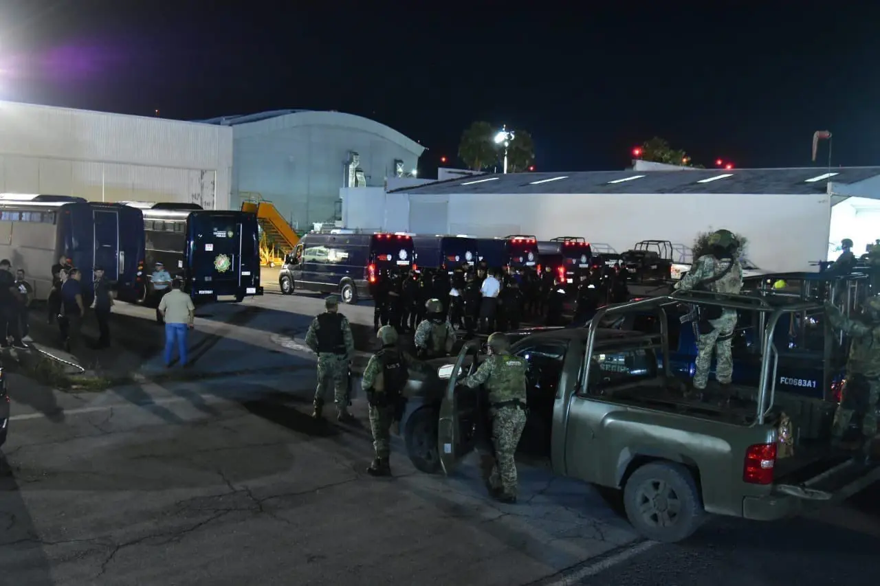 La depuración de los centros de readaptación comenzó a llegar los oficiales de Fuerza Civil acompañados de la Guardia Nacional a los penales en Apodaca y Cadereyta. Foto: Raymundo Elizalde.