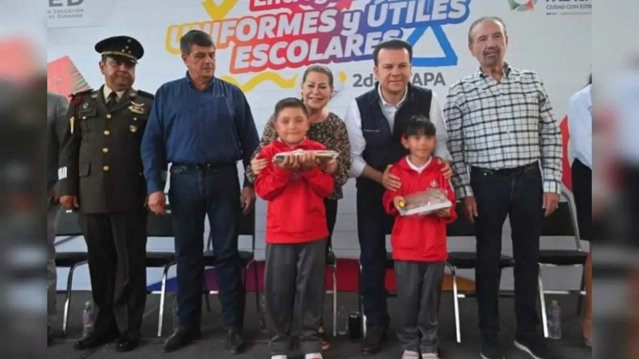 El gobernador Esteban Villegas y Leticia Herrera en Gómez Palacio durante la entrega de uniformes gratuitos. Foto: Facebook Ayuntamiento de Gómez Palacio.