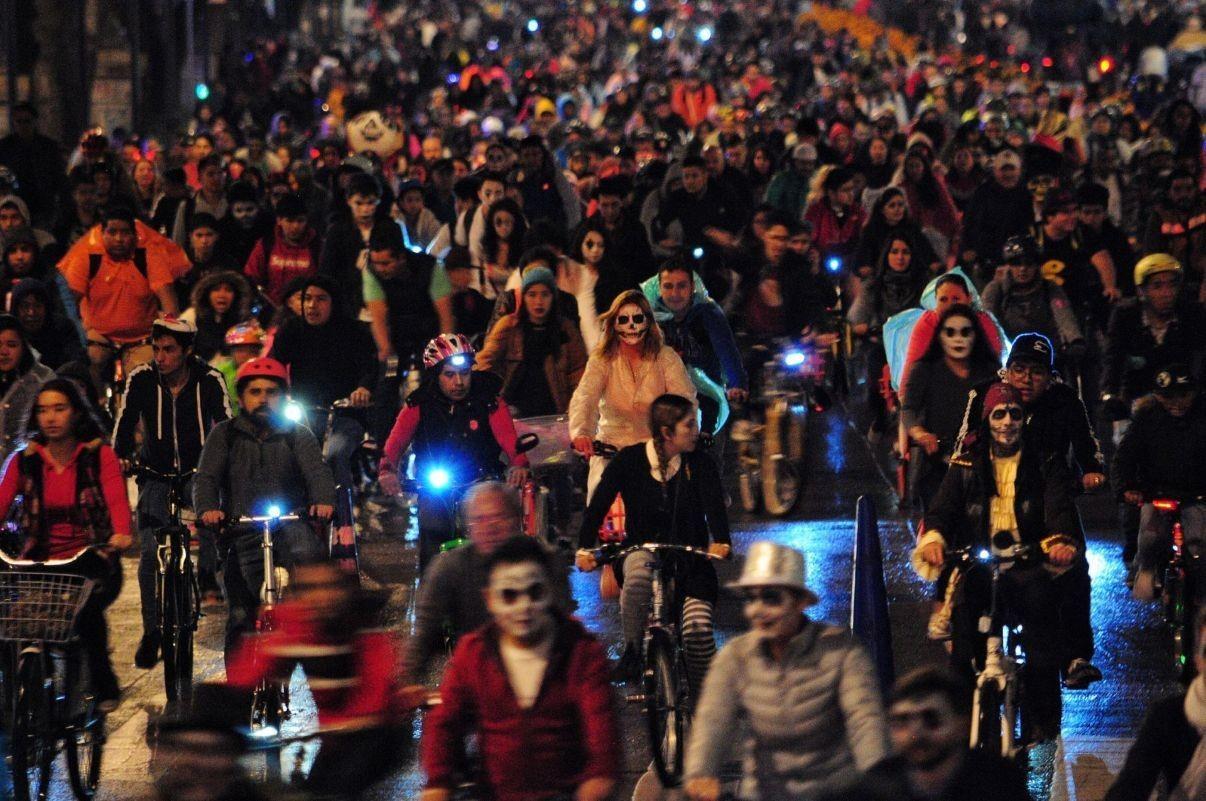 ¡Muévete en Bici! paseo nocturno por el Día de Muertos en la CDMX. Foto: cdmxsecreta.com