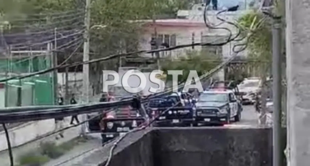 Tras detener al presunto delincuente en las calles Abasolo y Zaragoza, en territorio de la colonia Mezquital, la zona fue asegurada, a solo tres calles de una demarcación de Apodaca. Foto: Especial/ POSTAMX