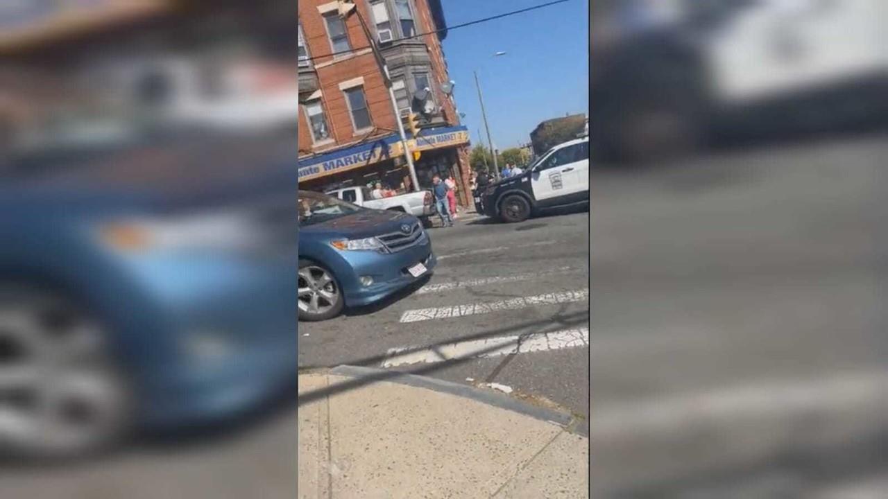 Un detective de la policía de Holyoke dijo a WWLP que varias personas habían recibido disparos, pero no indicó cuántas. La policía informó que era una investigación activa y en curso. Foto: Captura de pantalla