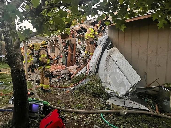 Cae avioneta contra techo en una casa; dos personas murieron