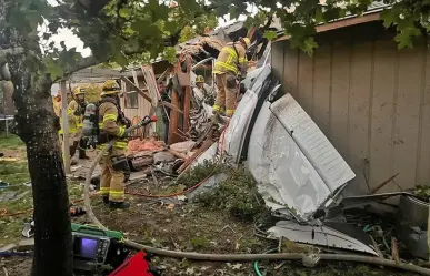 Cae avioneta contra techo en una casa; dos personas murieron