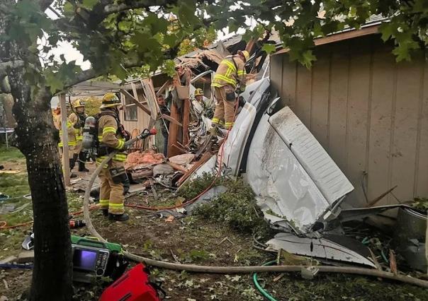 Cae avioneta contra techo en una casa; dos personas murieron