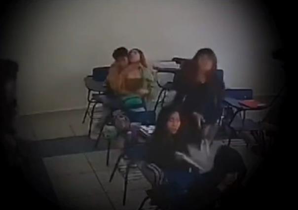 VIDEO: Estudiante aplica llave china al cuello de compañera en Pachuca