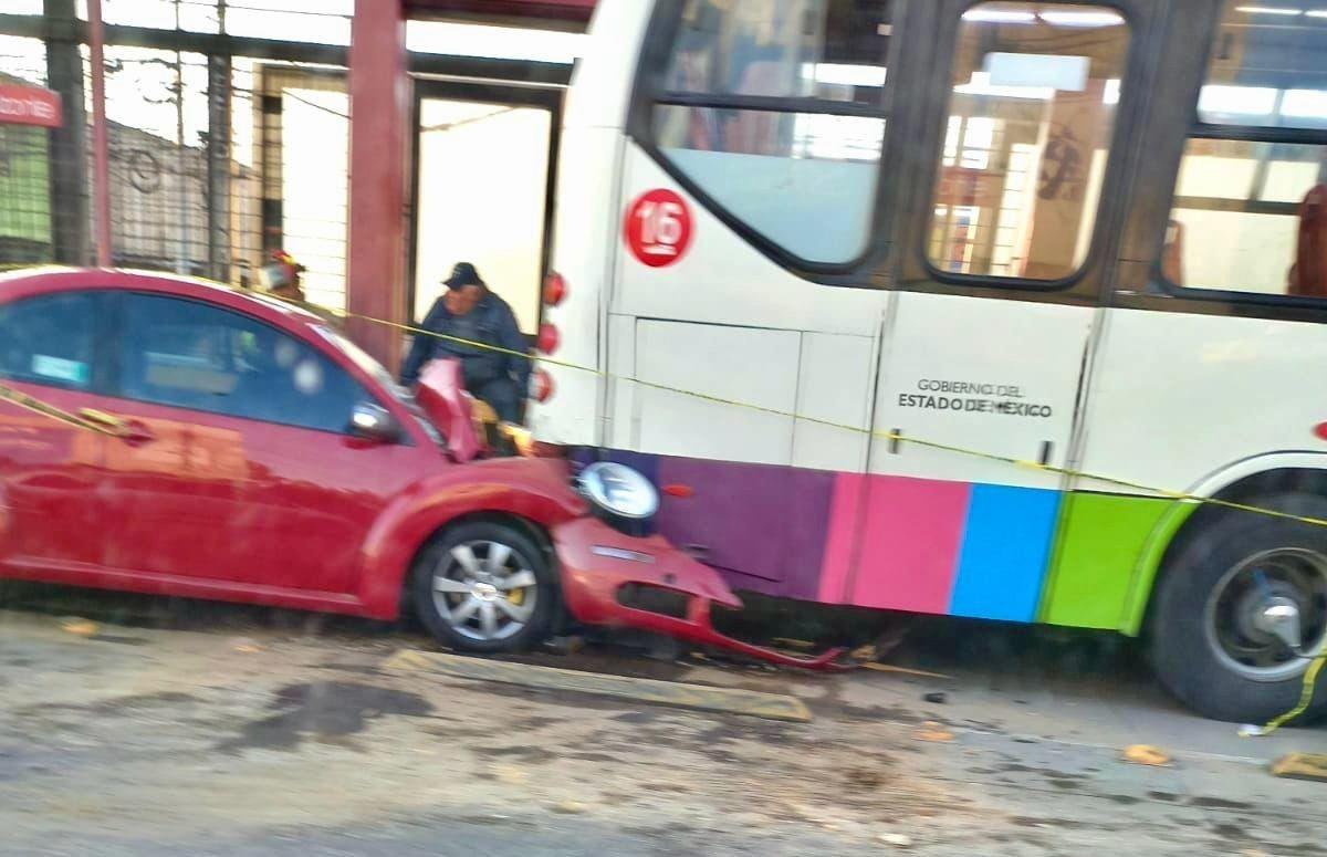 Choque de mexibus a la altura de la estación Bella Horizonte con dirección a Tlalnepantla. Foto: Cortesía.