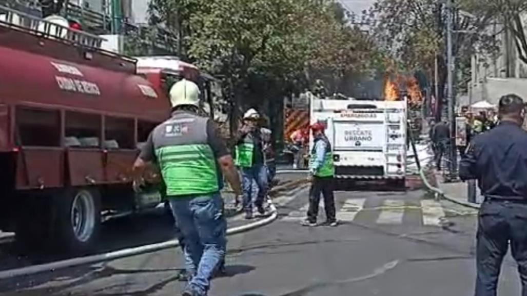 Arde camión con cilindros de gas en Periférico; evacuan comercios