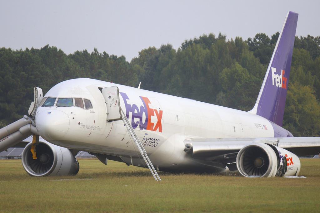 Un avión Boeing 757 de FedEx en una zona de seguridad del Aeropuerto Regional de Chattanooga, el jueves 5 de octubre de 2023, luego de un aterrizaje de emergencia realizado el miércoles por la noche. (Olivia Ross /Chattanooga Times Free Press via AP)